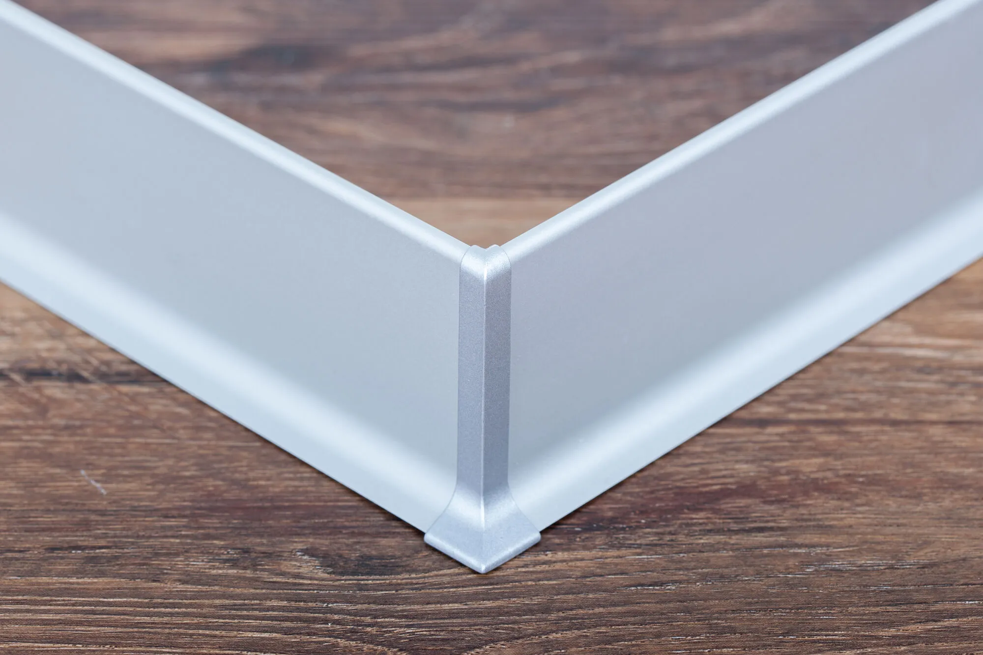 Блог - Фурнітура для плінтусів: як вибрати та де купити якісні комплектуючі у 2025 році